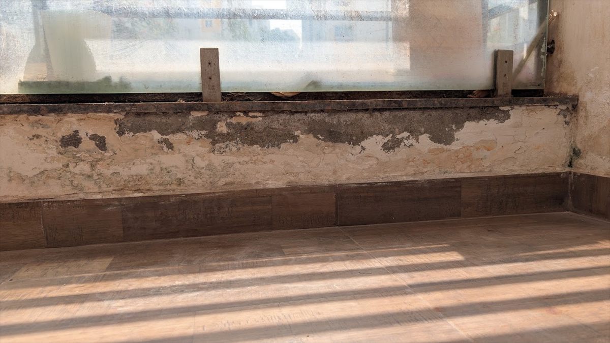 Window-sill wall area after treatment